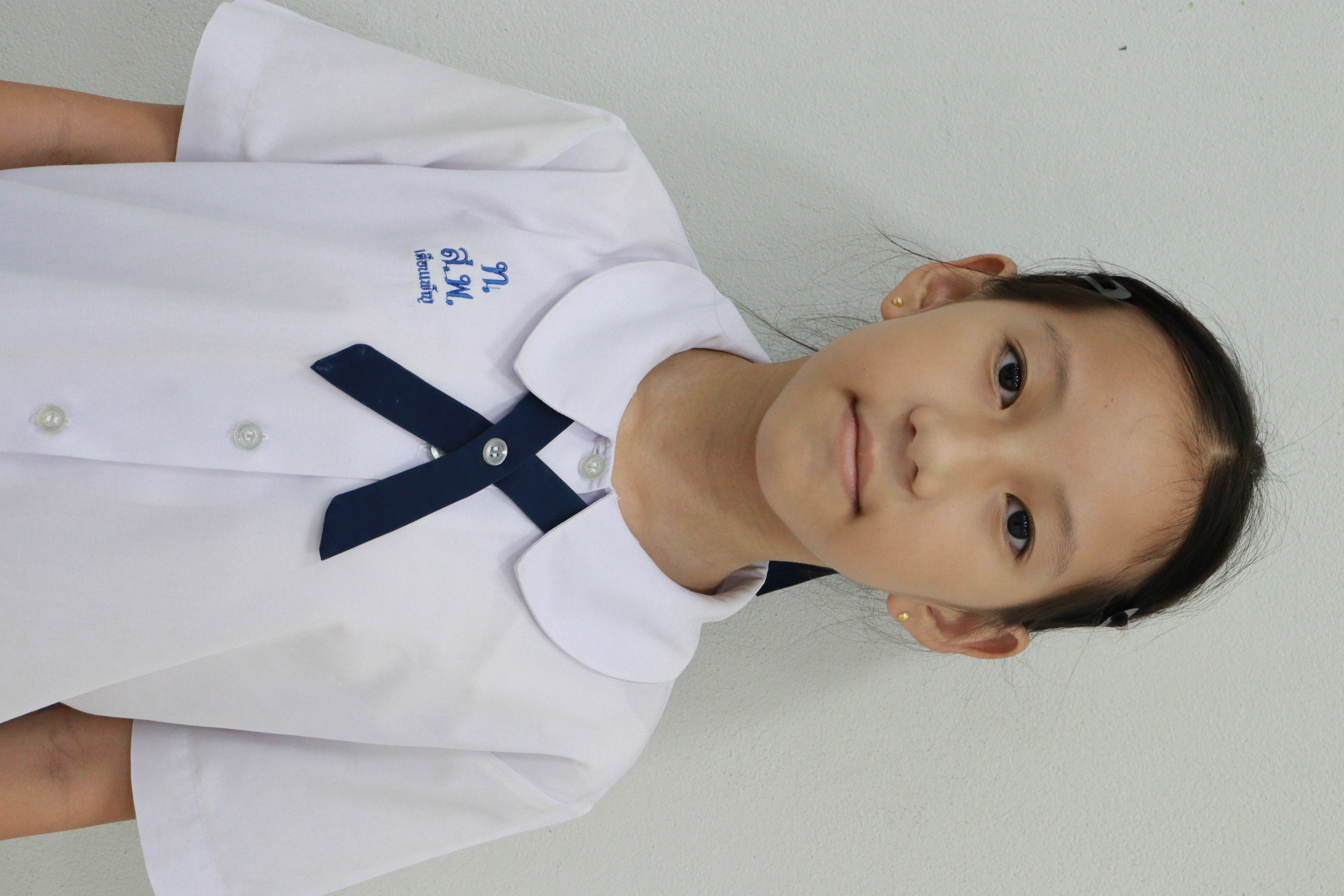 เด็กหญิงเดือนเพ็ญ -