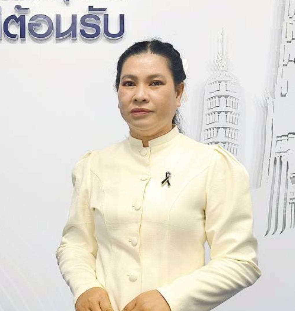 นางปาริชาติ พุ่มจันทร์