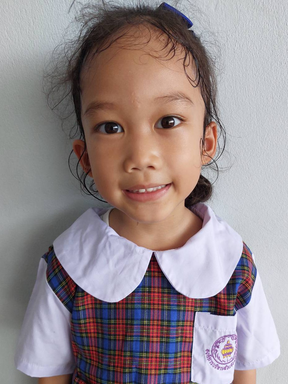 เด็กหญิงกรชวัล ส่งสุข