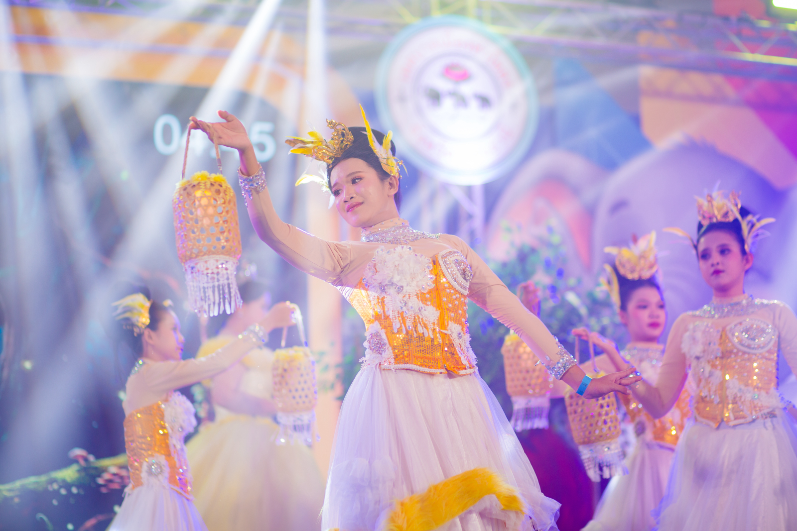 ภาพบรรยากาศการร้องเพลงพระราชนิพนธ์พร้อมจินตลีลา ระดับชั้น ม.4-6 (20/07/69)