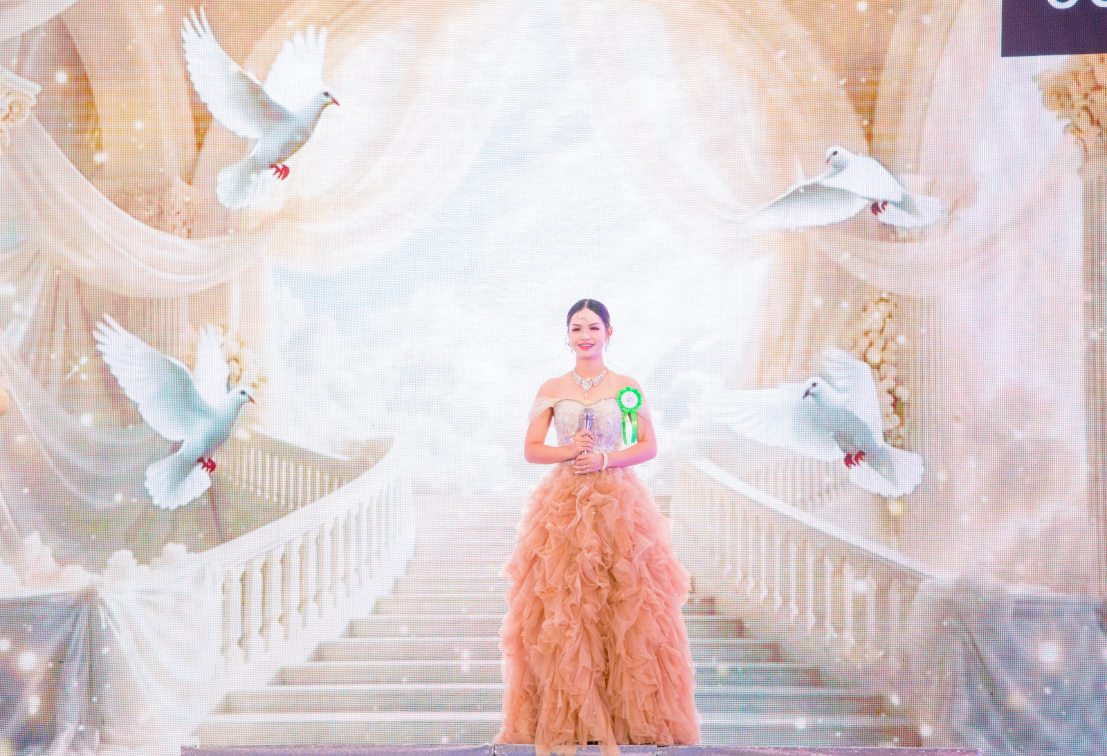 ภาพบรรยากาศการร้องเพลงพระราชนิพนธ์พร้อมจินตลีลา ระดับชั้น ม.4-6 (20/07/69)
