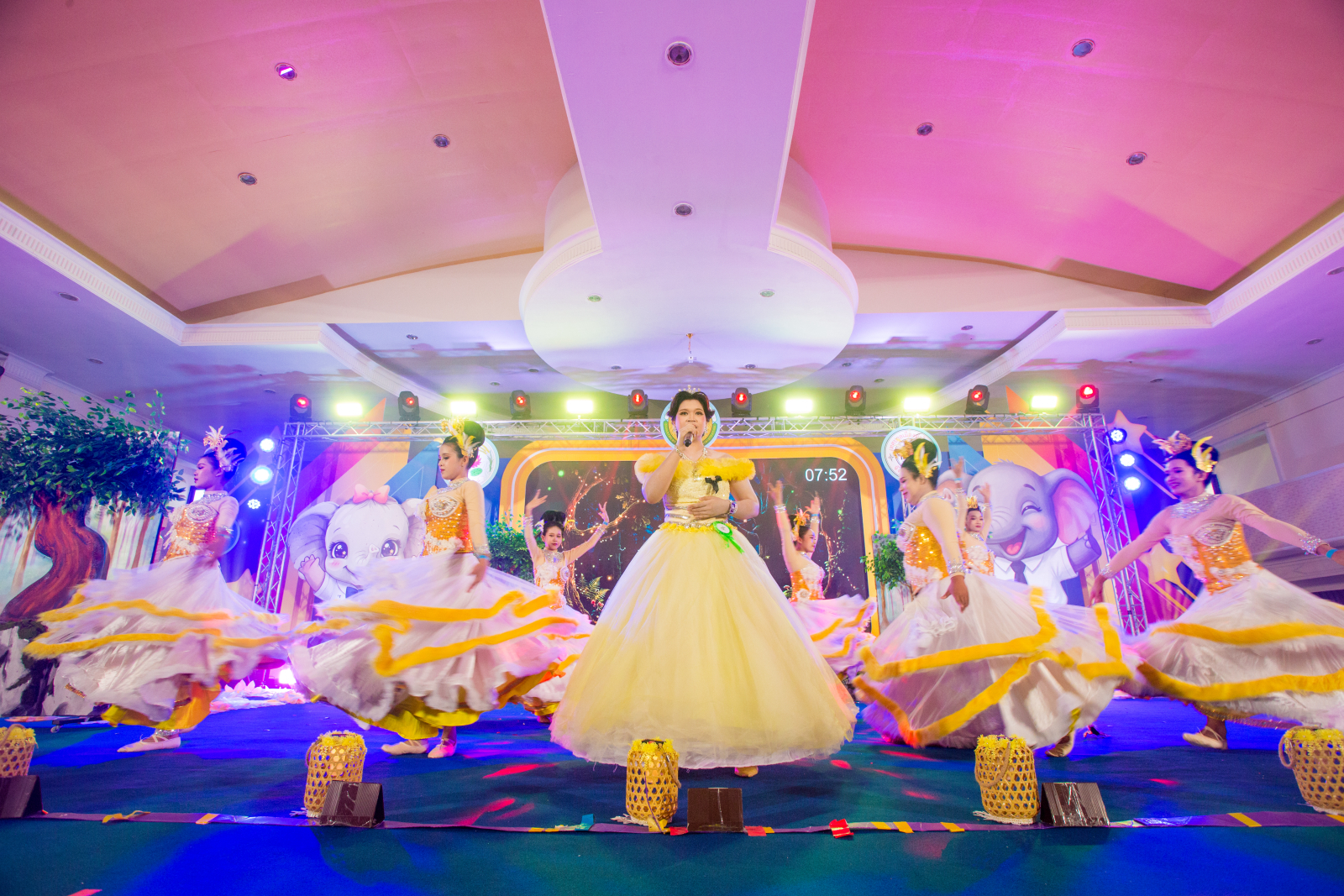 ภาพบรรยากาศการร้องเพลงพระราชนิพนธ์พร้อมจินตลีลา ระดับชั้น ม.4-6 (20/07/69)