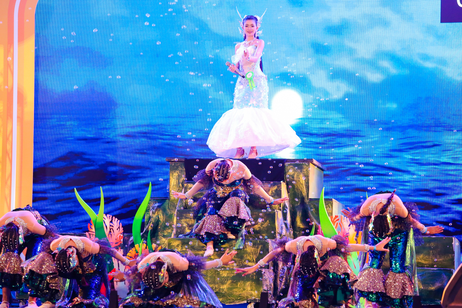 ภาพบรรยากาศการร้องเพลงพระราชนิพนธ์พร้อมจินตลีลา ระดับชั้น ม.4-6 (20/07/69)