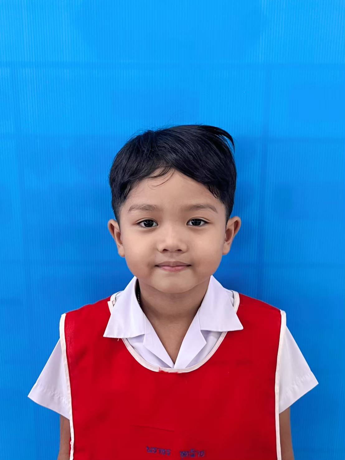 เด็กชายนราธร ชูคล้าย