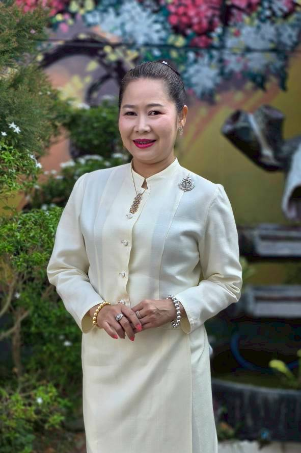 นางสาวเพชรชมพู เรืองเรื่อ