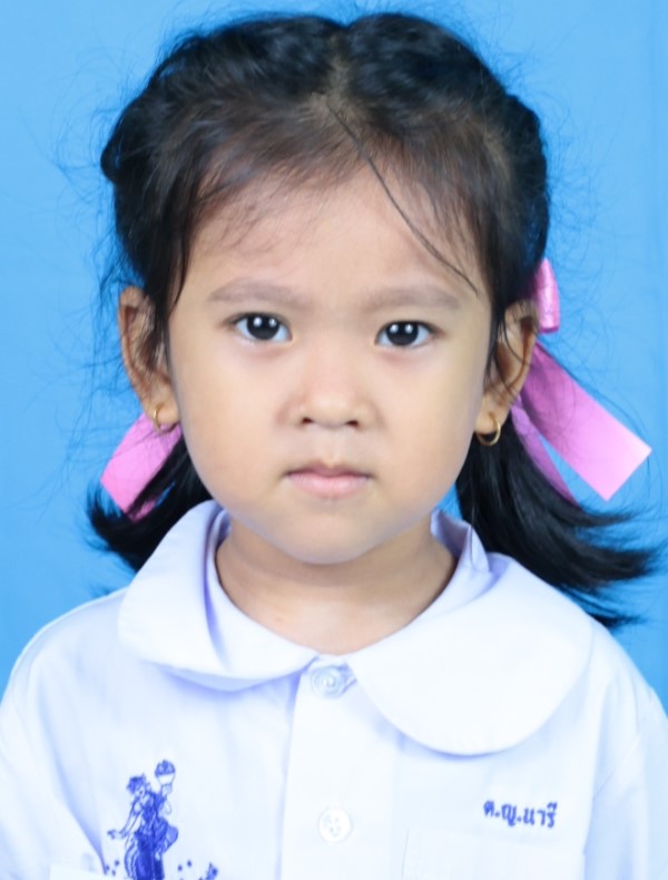 เด็กหญิงนารี -