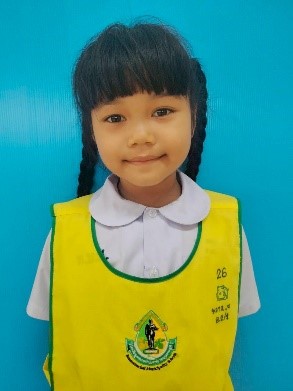 เด็กหญิงพราว -